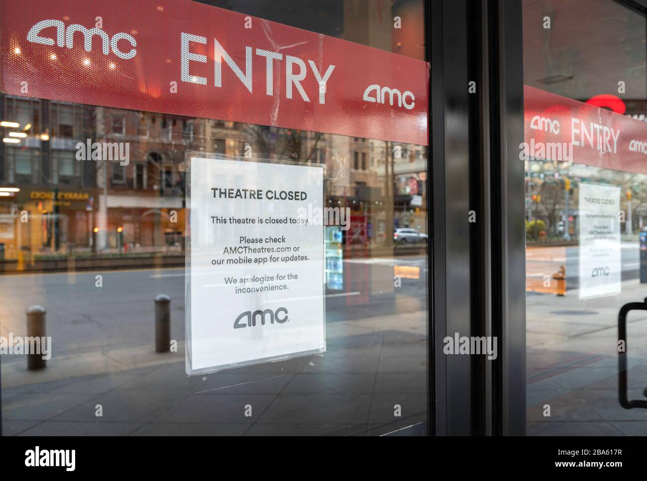 NEW YORK, NEW YORK - 25. MÄRZ 2020. Melden Sie sich auf einem AMC-Kino an der Upper West Side von Manhattan in New York City an. Alle nicht essentiellen Geschäfte wurden in New York ab dem Abend des 22. März nach dem Ausbruch des Coronavirus geschlossen. Die Weltgesundheitsorganisation erklärte Coronavirus (COVID-19) am 11. März zu einer globalen Pandemie. Stockfoto