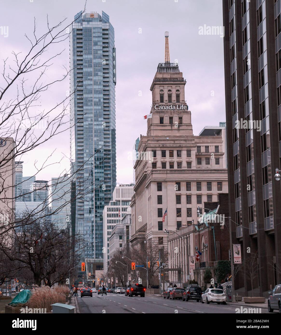 TORONTO, KANADA - 01 04 2020: Herbstblick entlang der Universität ebnen Sie sich mit dem Canada Life Building. Das Canada Life Building ist ein 87 m hohes 15-geschossiges Gebäude Stockfoto