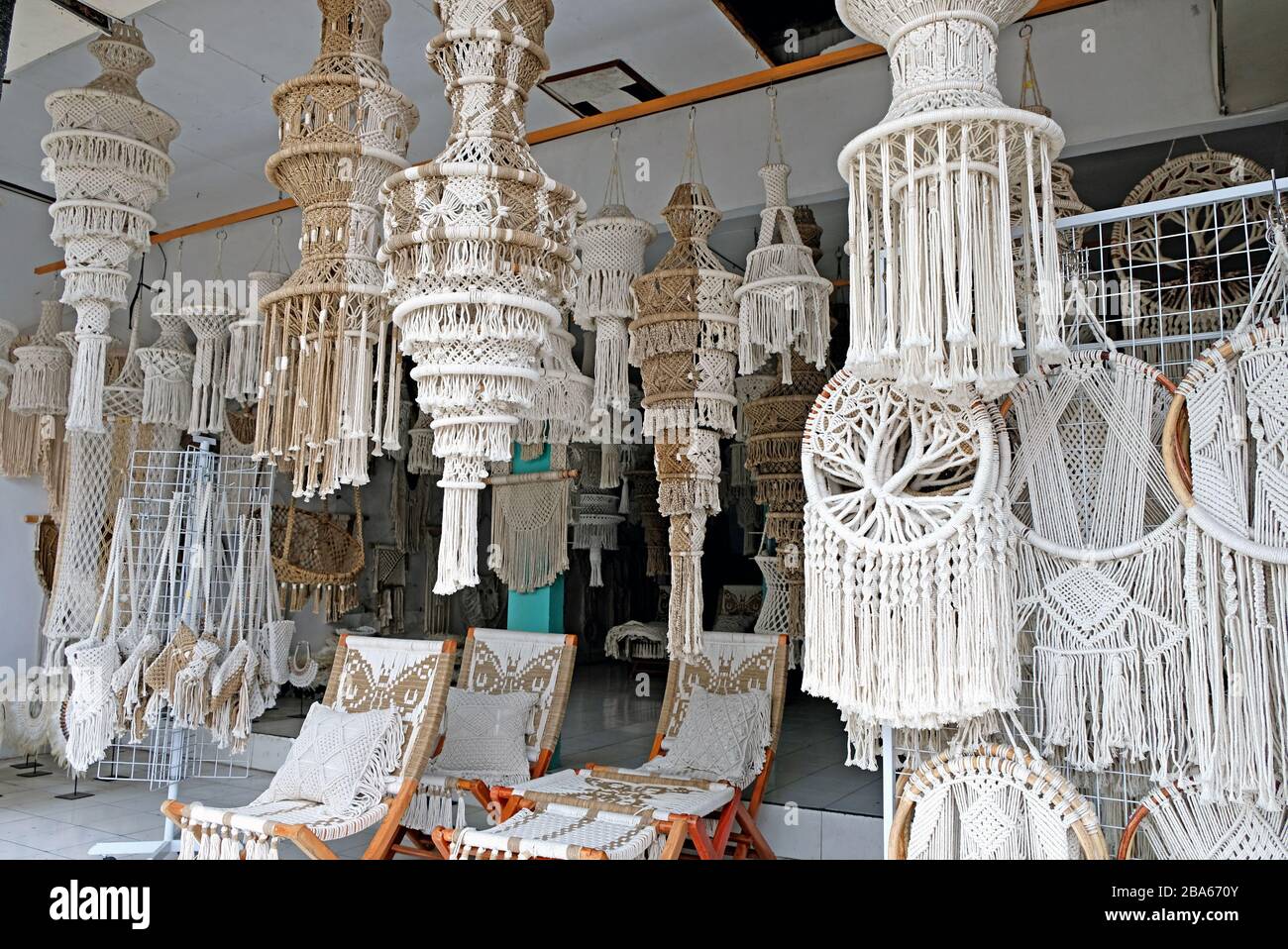 Ein Geschäft mit handgefertigtem Wandaufhängen, moderne Macrame Wandaufhängen, Boho-Dekor. Stockfoto