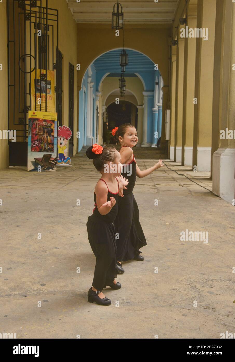 Winzige Tänzerinnen, Havanna Vieja, Havanna, Kuba Stockfoto
