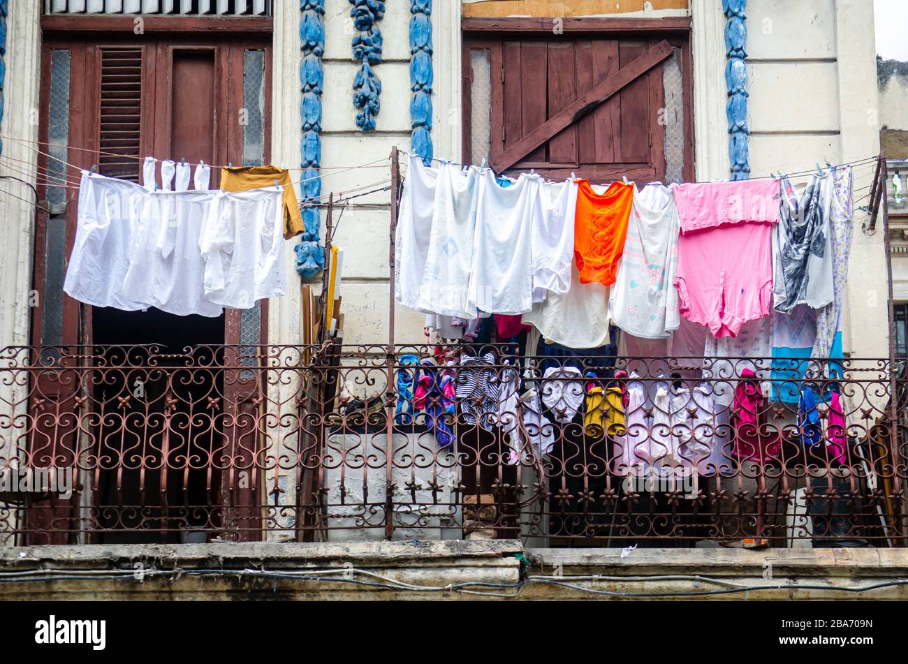 Szene des täglichen Lebens in den Häusern von La Habana. Menschen trocknen ihre Kleidung, hängen sie im Freien Stockfoto Szene des täglichen Lebens in den Häusern von La Habana. Menschen trocknen ihre Kleidung, hängen sie im Freien Stockfoto