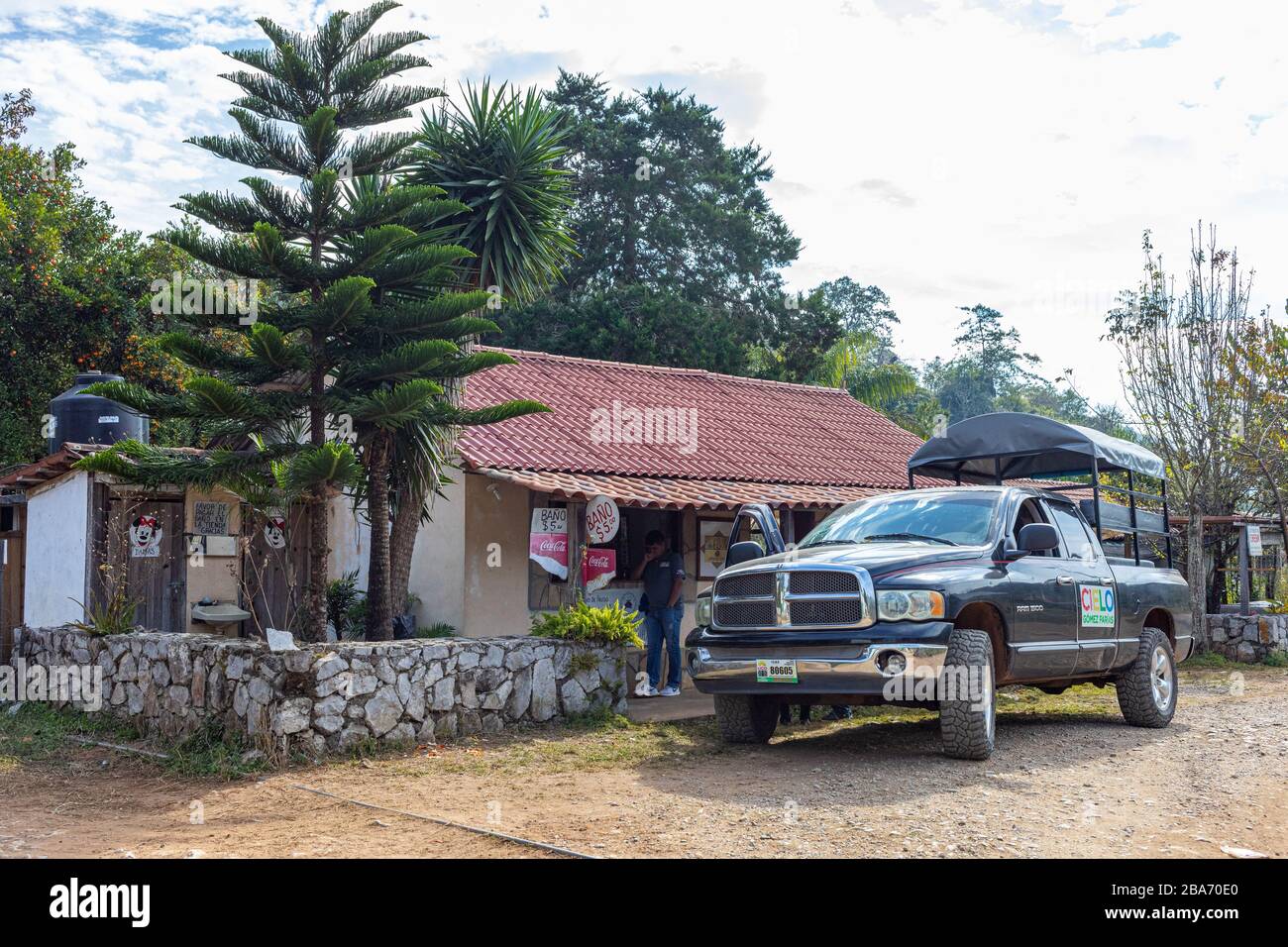 Alta cima, Tamaulipas, Mexiko - 25. Dezember 2018: Dodge RAM, die Touristen an einem Laden in der Bergstadt halten Stockfoto