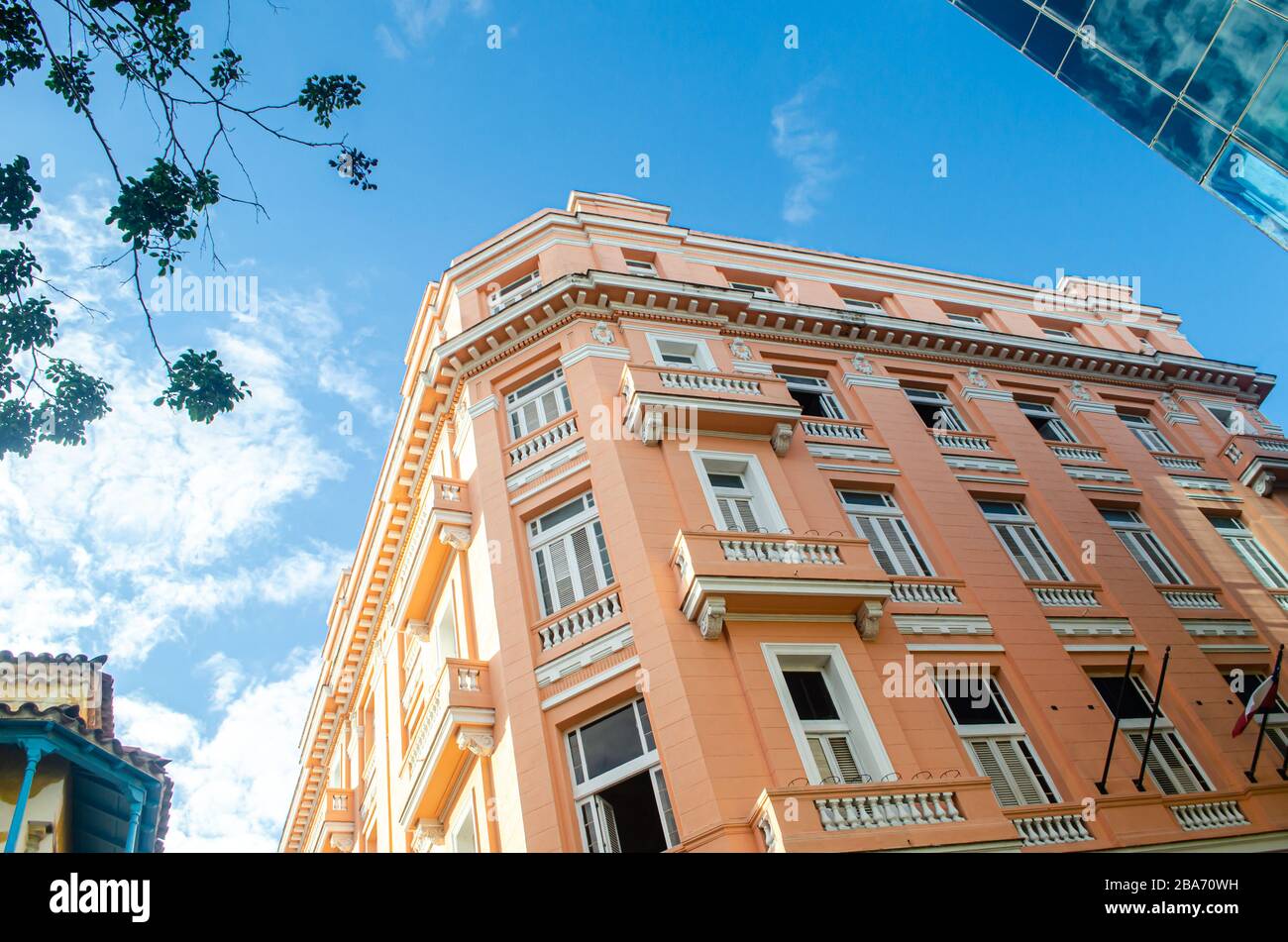 Ein berühmtes Gebäude, das als das Ernest Miller Hemingway Haus in Havanna bekannt ist. Das Hotel Ambos Mundos befindet sich in der Nähe. Stockfoto