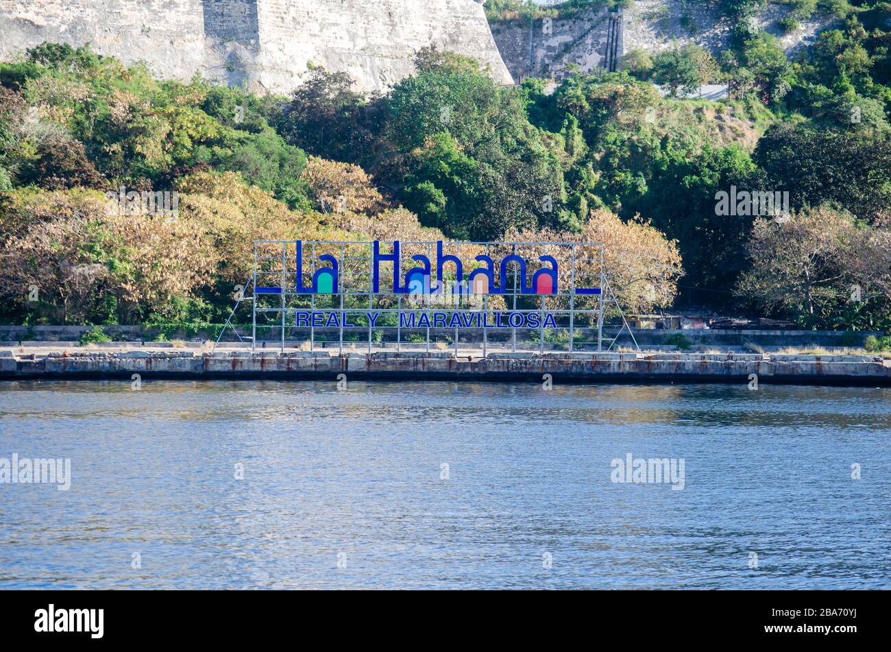 Schild zur Erinnerung an die 500 Jahre von La Havanna an der Küste der Bucht von Havanna Stockfoto