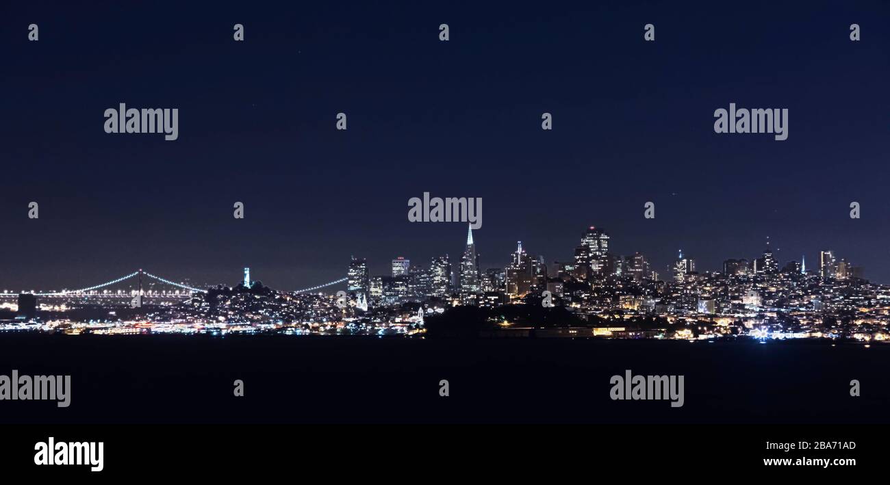 Skyline von San Francisco und die Bay Bridge leuchten nachts, Blick von Sausalito, Marin County, Kalifornien, Vereinigte Staaten, Nordamerika, Farbe Stockfoto