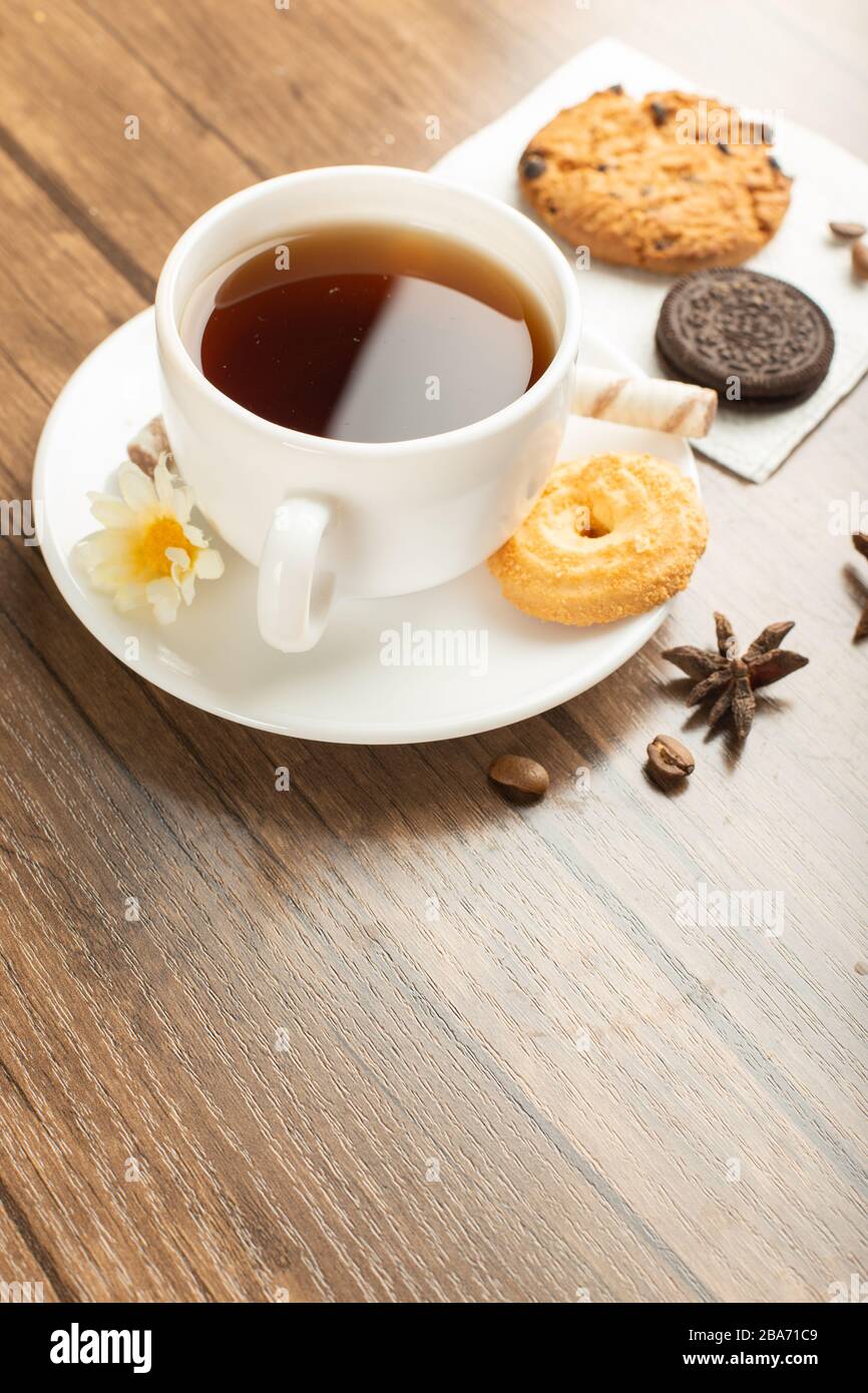 Eine Tasse Tee mit Kakao und Butterkeksen Stockfoto