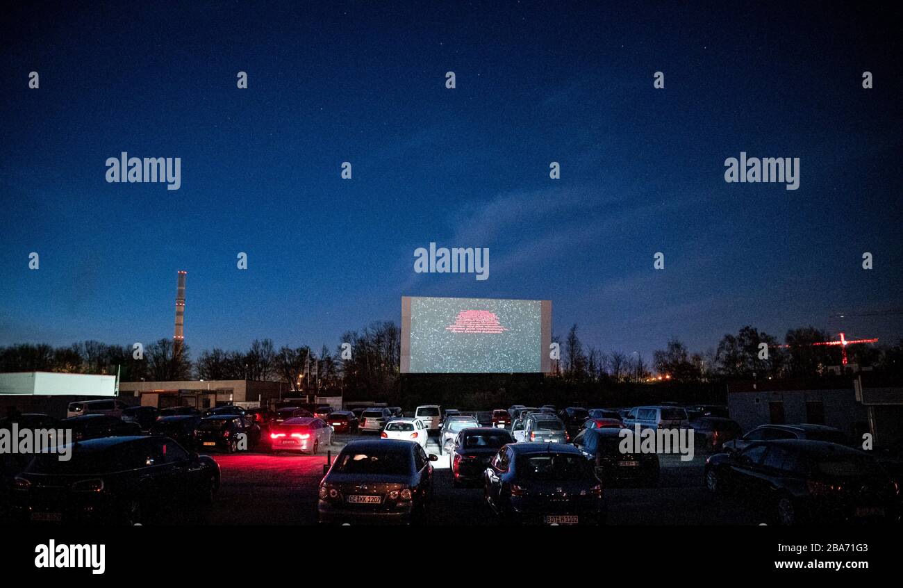 Essen, Deutschland. März 2020. Autos stehen im Sonnenuntergang auf dem Hügel. Das Drive-In-Kino ist auch während der Corona-Pandemie geöffnet. Besucher müssen Tickets online buchen, da es keine Abendkasse mehr gibt. Auch dürfen nur zwei Personen in einem Auto sitzen, Kinder ausgeschlossen. Kredit: Fabian Strauch / dpa / Alamy Live News Stockfoto