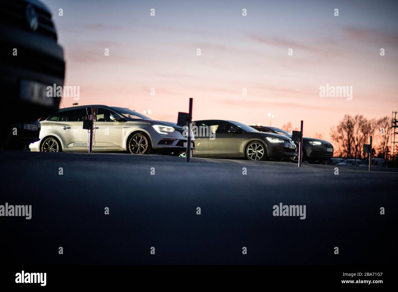 Essen, Deutschland. März 2020. Autos stehen im Sonnenuntergang auf dem Hügel. Das Drive-In-Kino ist auch während der Corona-Pandemie geöffnet. Besucher müssen Tickets online buchen, da es keine Abendkasse mehr gibt. Auch dürfen nur zwei Personen in einem Auto sitzen, Kinder ausgeschlossen. Kredit: Fabian Strauch / dpa / Alamy Live News Stockfoto
