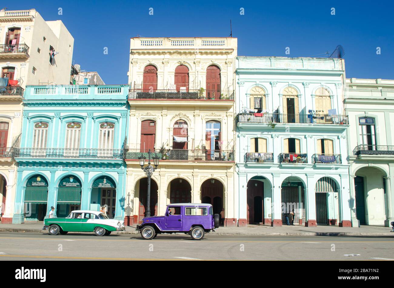 Eines der klassischsten Bilder des alten Havanna auf Kuba. Die alten Gebäude und Autos sorgen dafür, dass sich die Menschen wieder in der Zeit fühlen Stockfoto