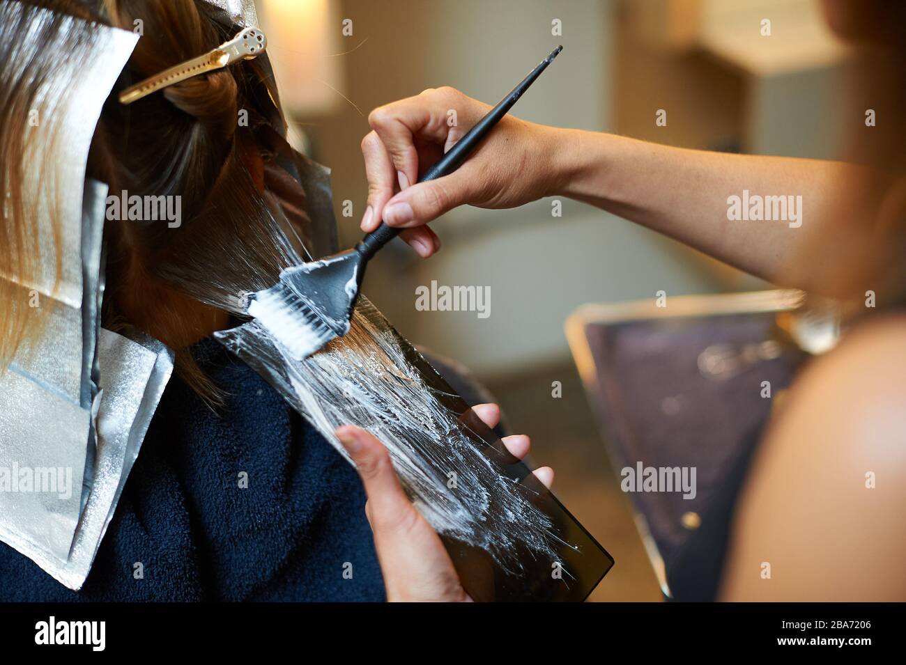 Schneiden und Färben von Haaren in einem Salon Stockfoto