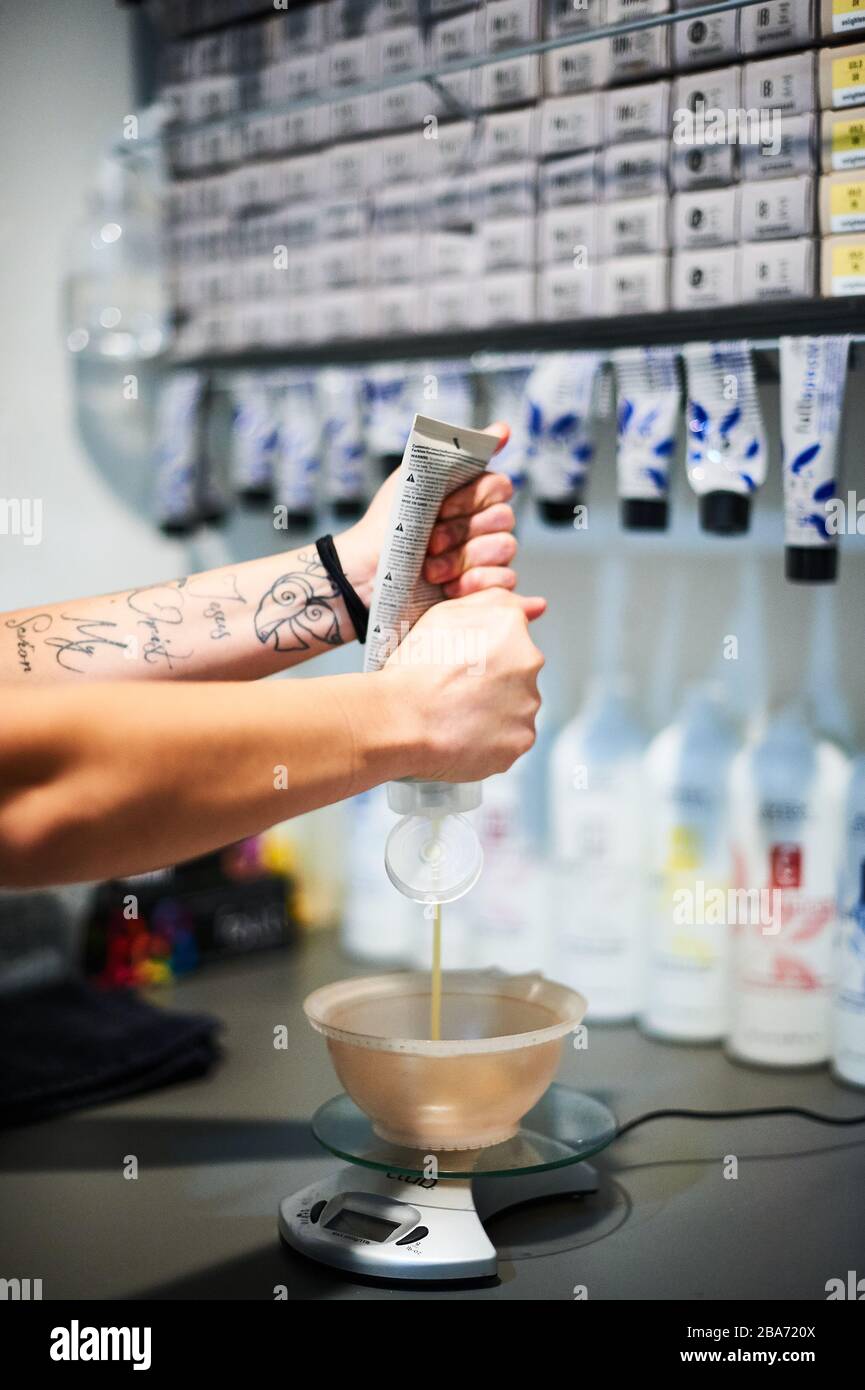 Frau mischt Haarfarbe in einem Salon. Stockfoto