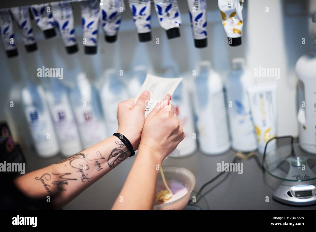 Frau mischt Haarfarbe in einem Salon. Stockfoto