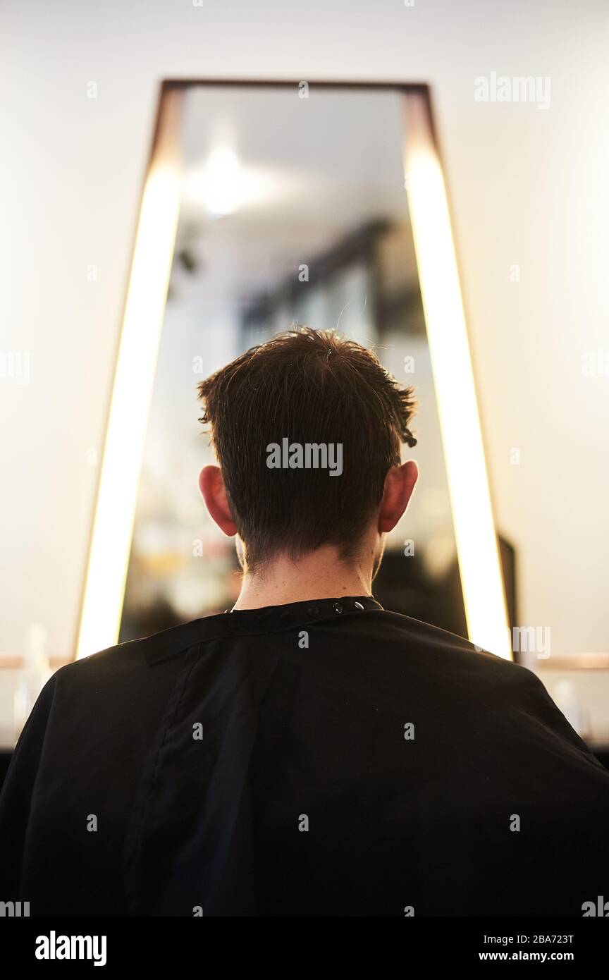 Frisur für Männer im Southpaw Salon in Silver Lake, Los Angeles. Stockfoto