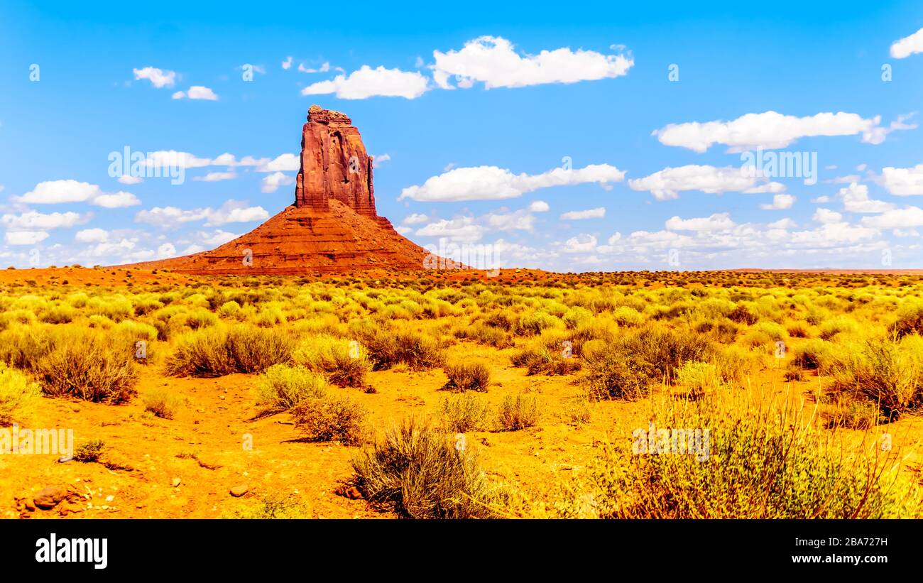 Die Sandsteinformation von East mitten Butte in der Wüstenlandschaft des Monument Valley Navajo Tribal Park im Süden Utahs, Vereinigte Staaten Stockfoto