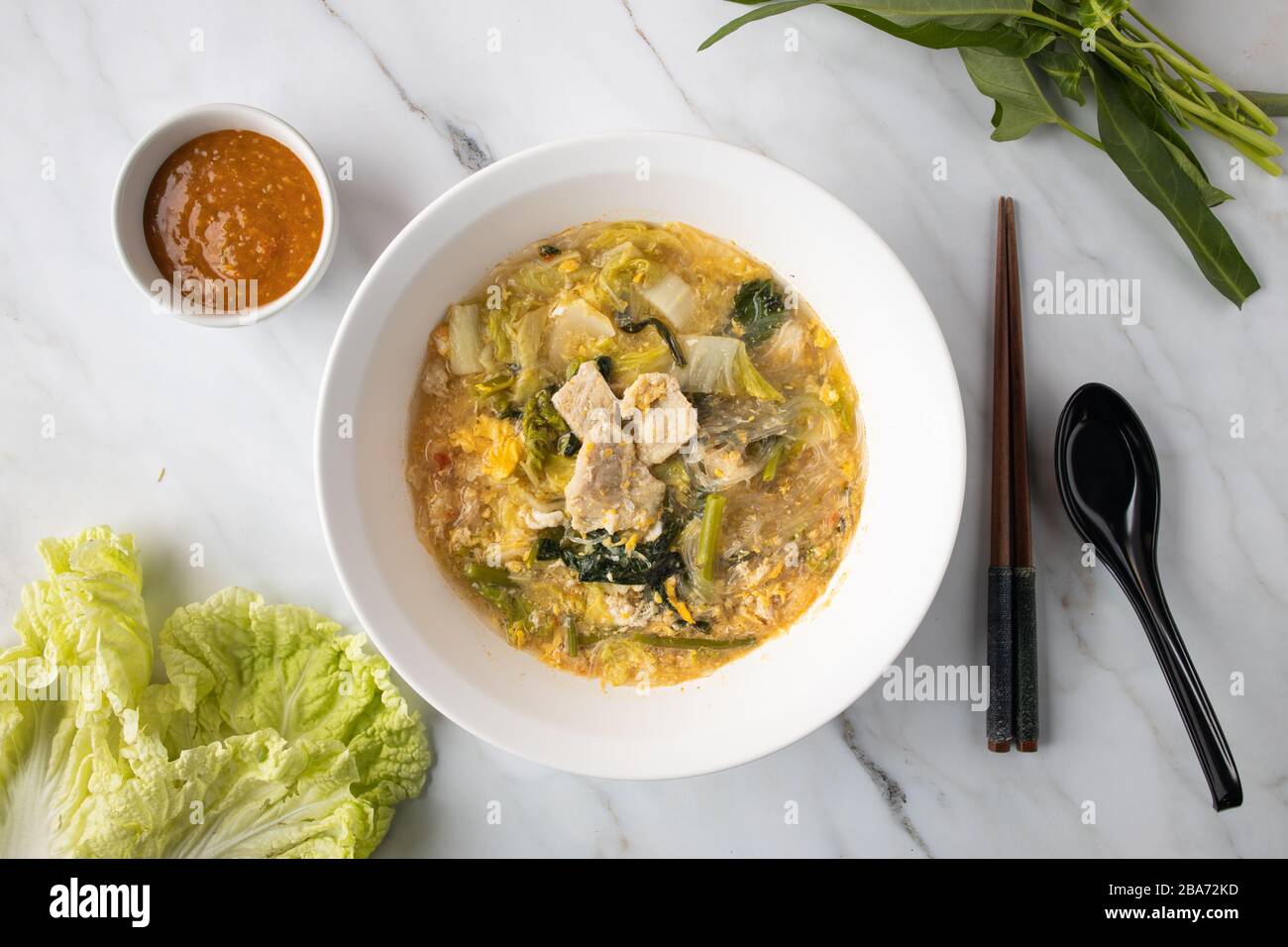 Dies ist das Bild von Schweinefleisch Sukiyaki mit Soße. Stockfoto