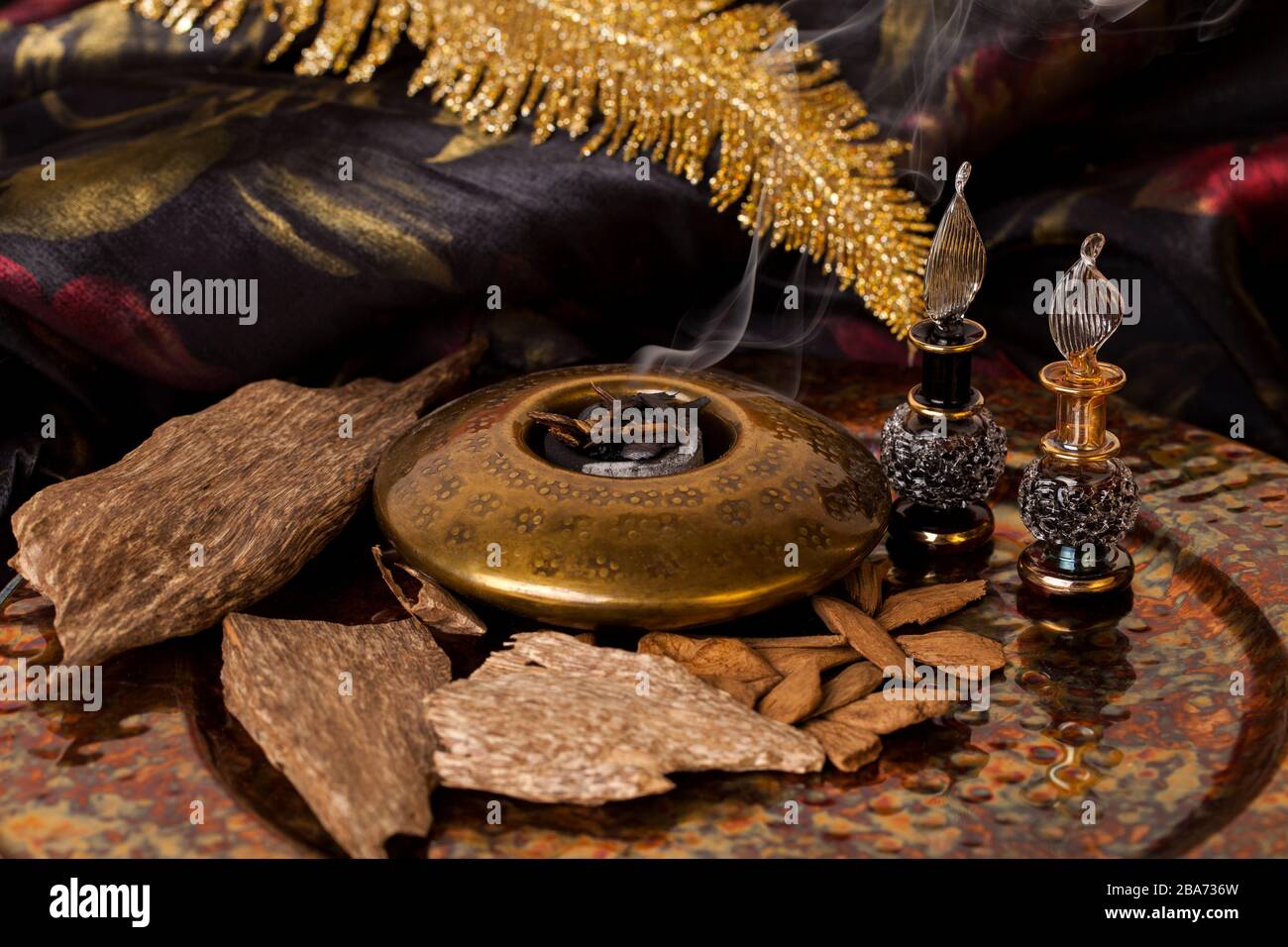 Agarwood, auch aloeswood, ätherisches Öl und Räucherwerk Chips genannt Stockfoto