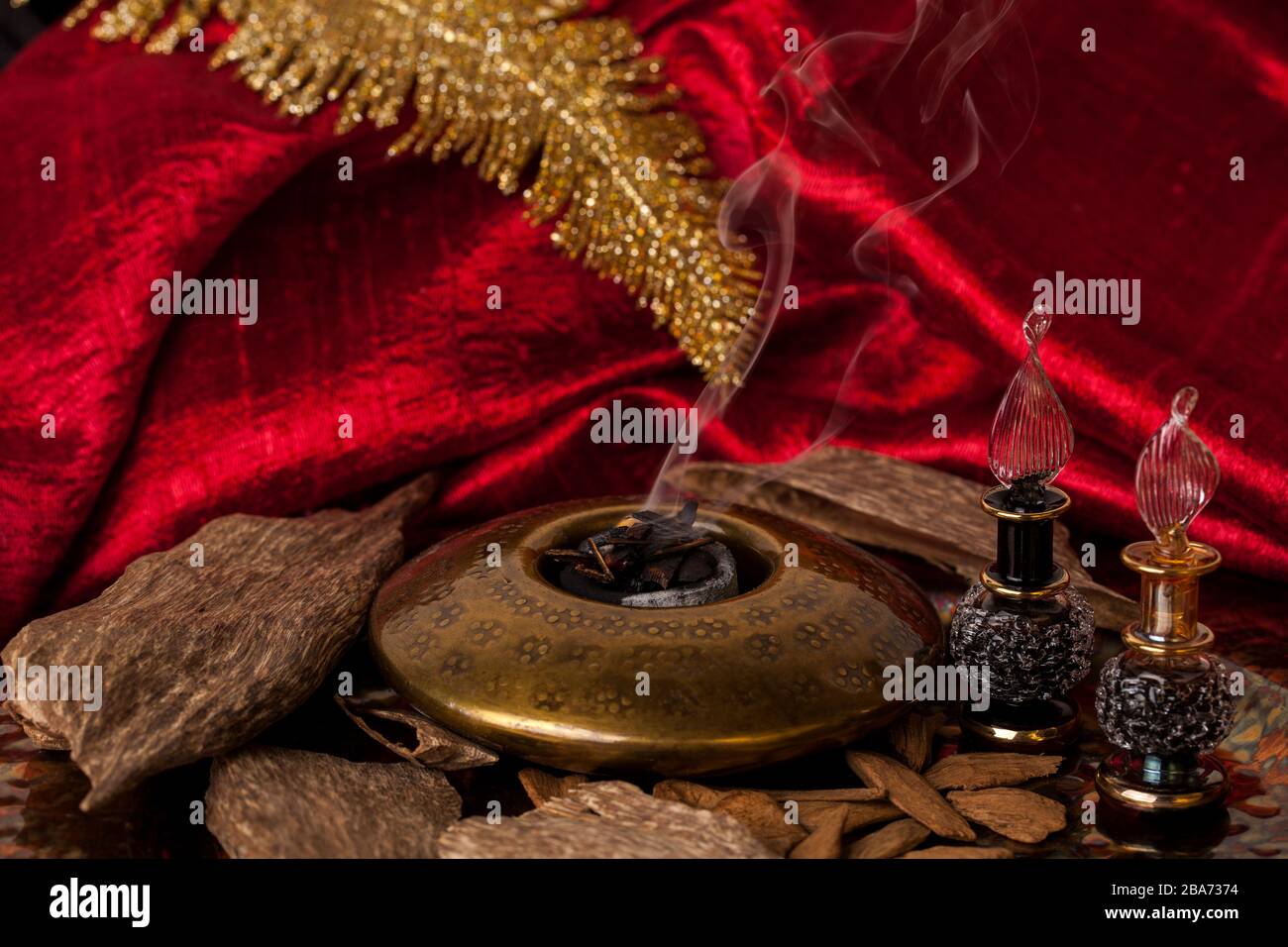 Agarwood, auch aloeswood, ätherisches Öl und Räucherwerk Chips genannt Stockfoto