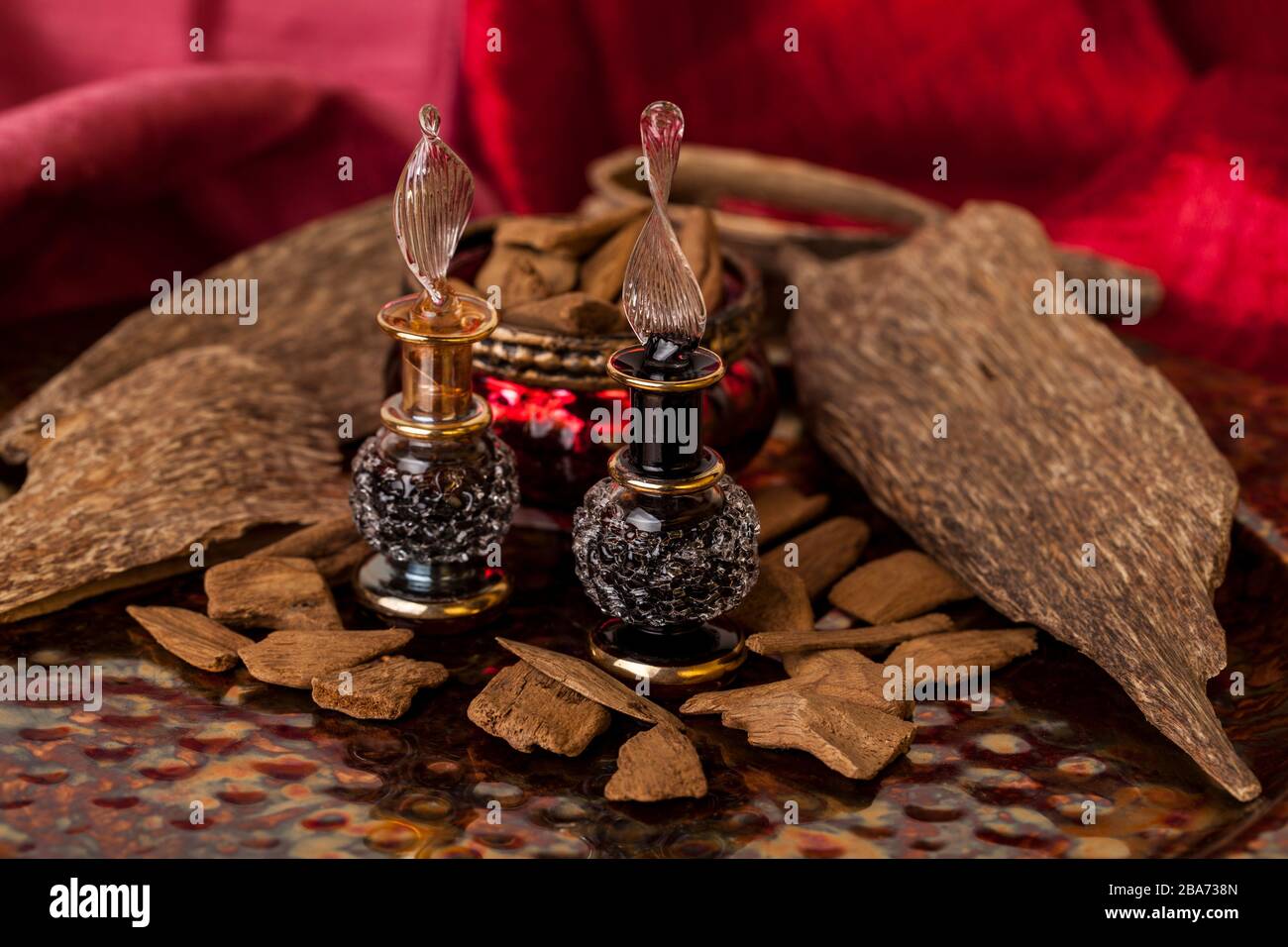 Agarwood, auch aloeswood, ätherisches Öl und Räucherwerk Chips genannt Stockfoto