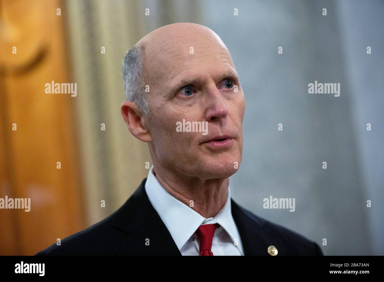 US-Senator Rick Scott (Republikaner in Florida) spricht am Mittwoch, den 25. März 2020, mit Mitgliedern der Medien außerhalb der Senatskammern im United States Capitol in Washington, DC, USA. Der Senat stimmte nach tagelang Verzögerungen und Verhandlungen für die Durchführung eines zwei Billionen Dollar schweren Coronavirus Konjunkturpakets. Kredit: Stefani Reynolds/CNP weltweit Stockfoto