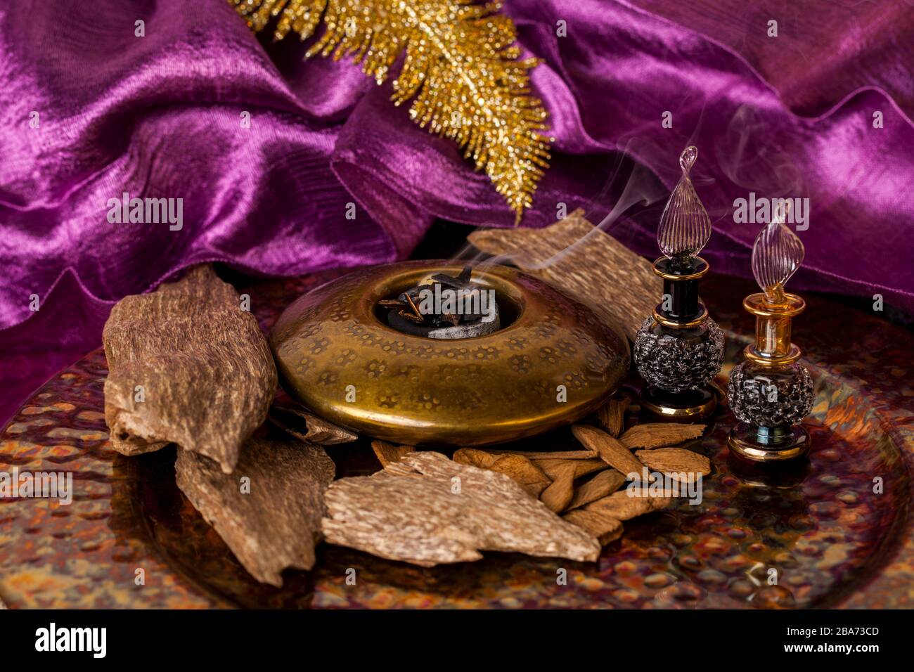 Agarwood, auch aloeswood, ätherisches Öl und Räucherwerk Chips genannt Stockfoto