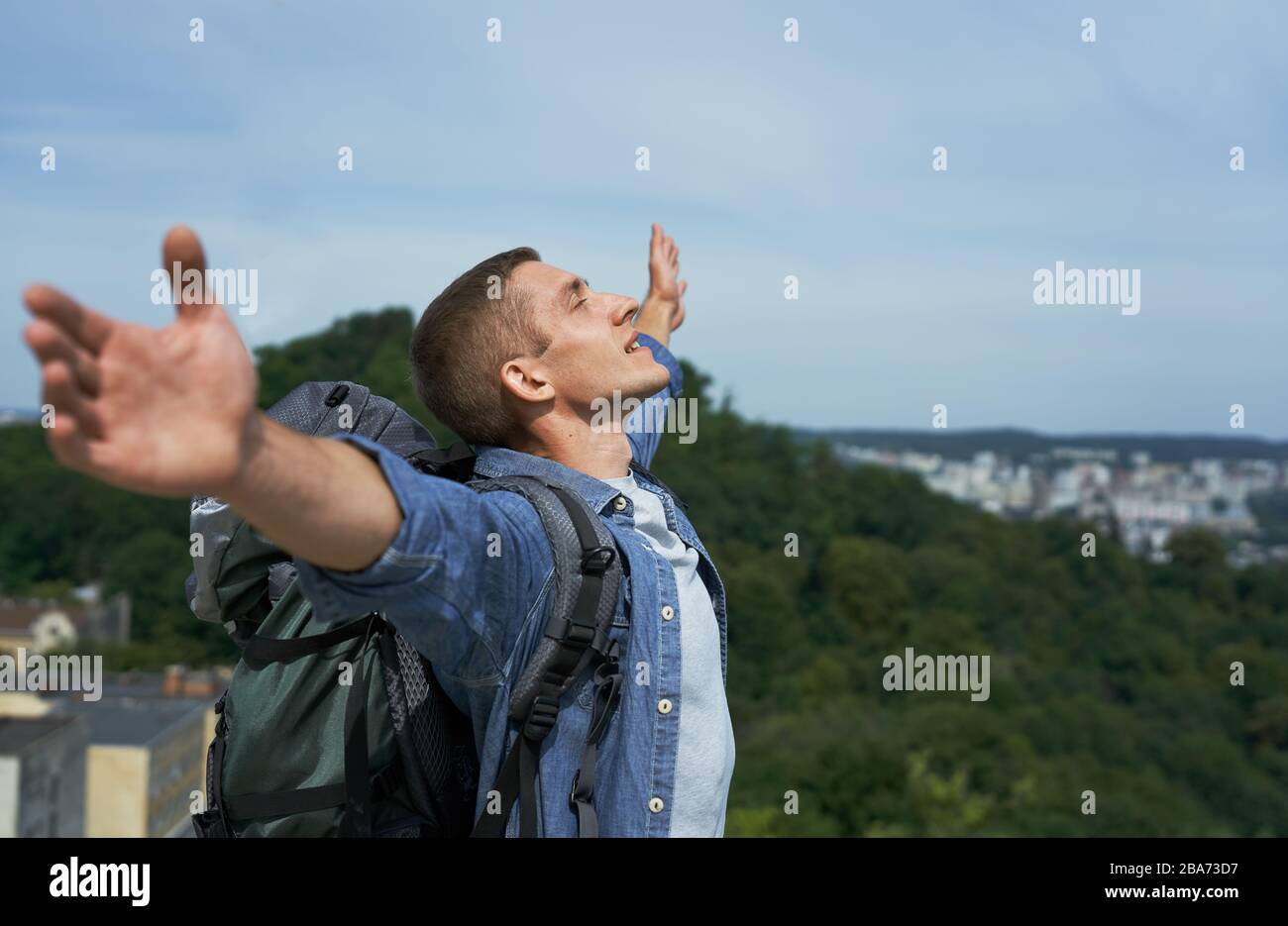 Fröhliche junge Touristen besteigen den Berg Stockfoto