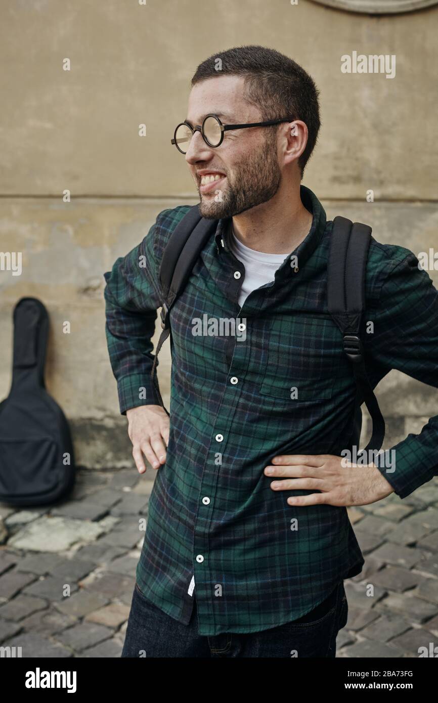Porträt eines schönen jungen Mannes in einer klassischen runden Brille Stockfoto