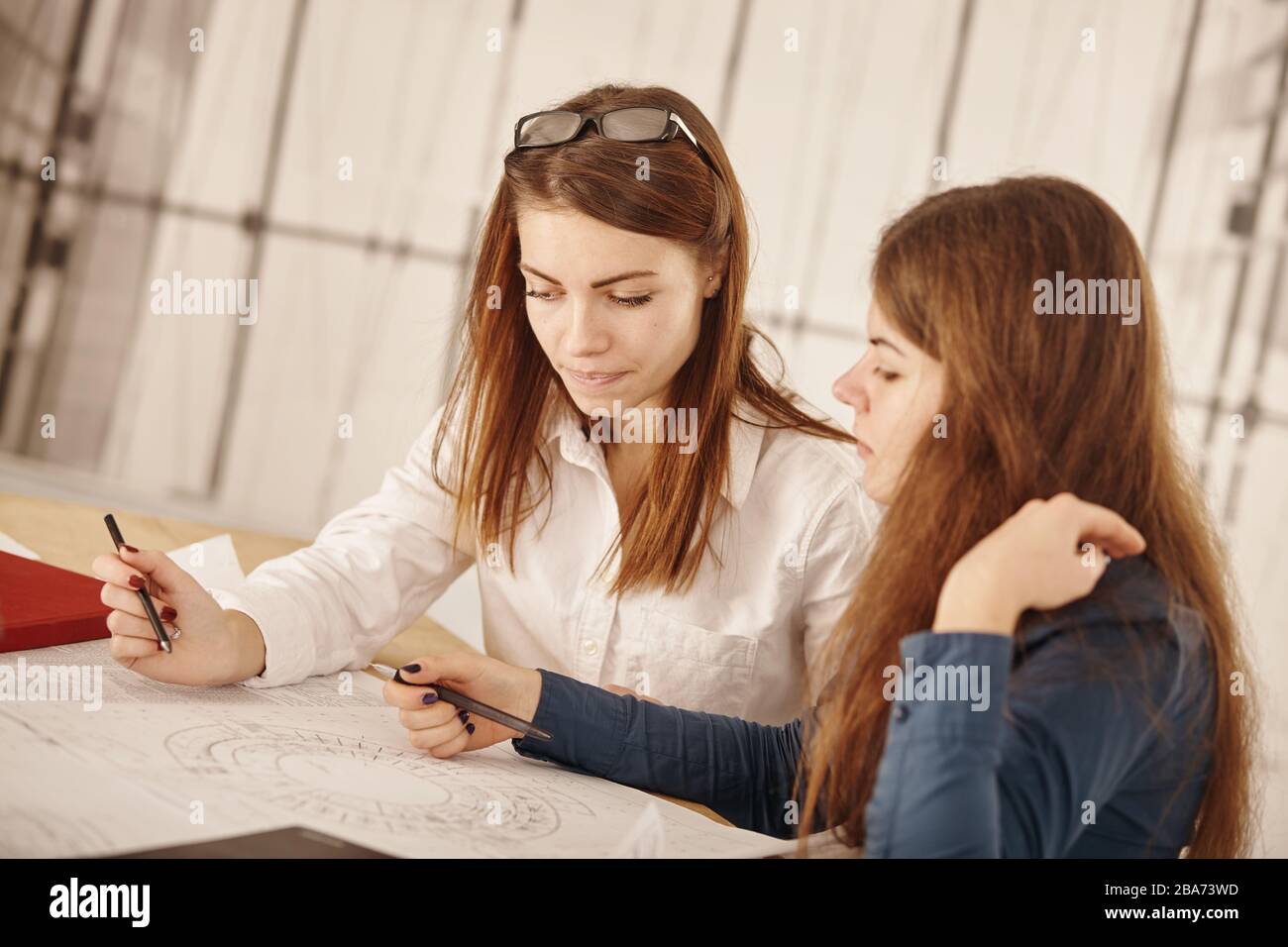 Weibliche Architekten lösen das Thema Krankenhausneubau Stockfoto