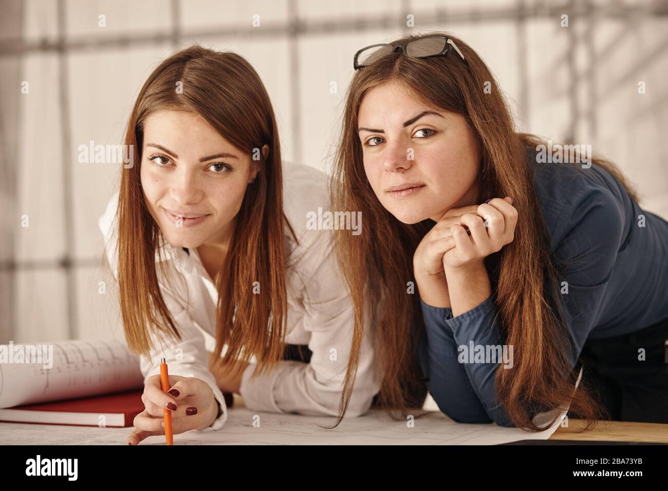 Weibliche Architekten lösen das Thema Krankenhausneubau Stockfoto
