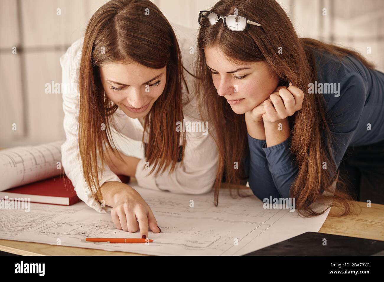Weibliche Architekten lösen das Thema Krankenhausneubau Stockfoto