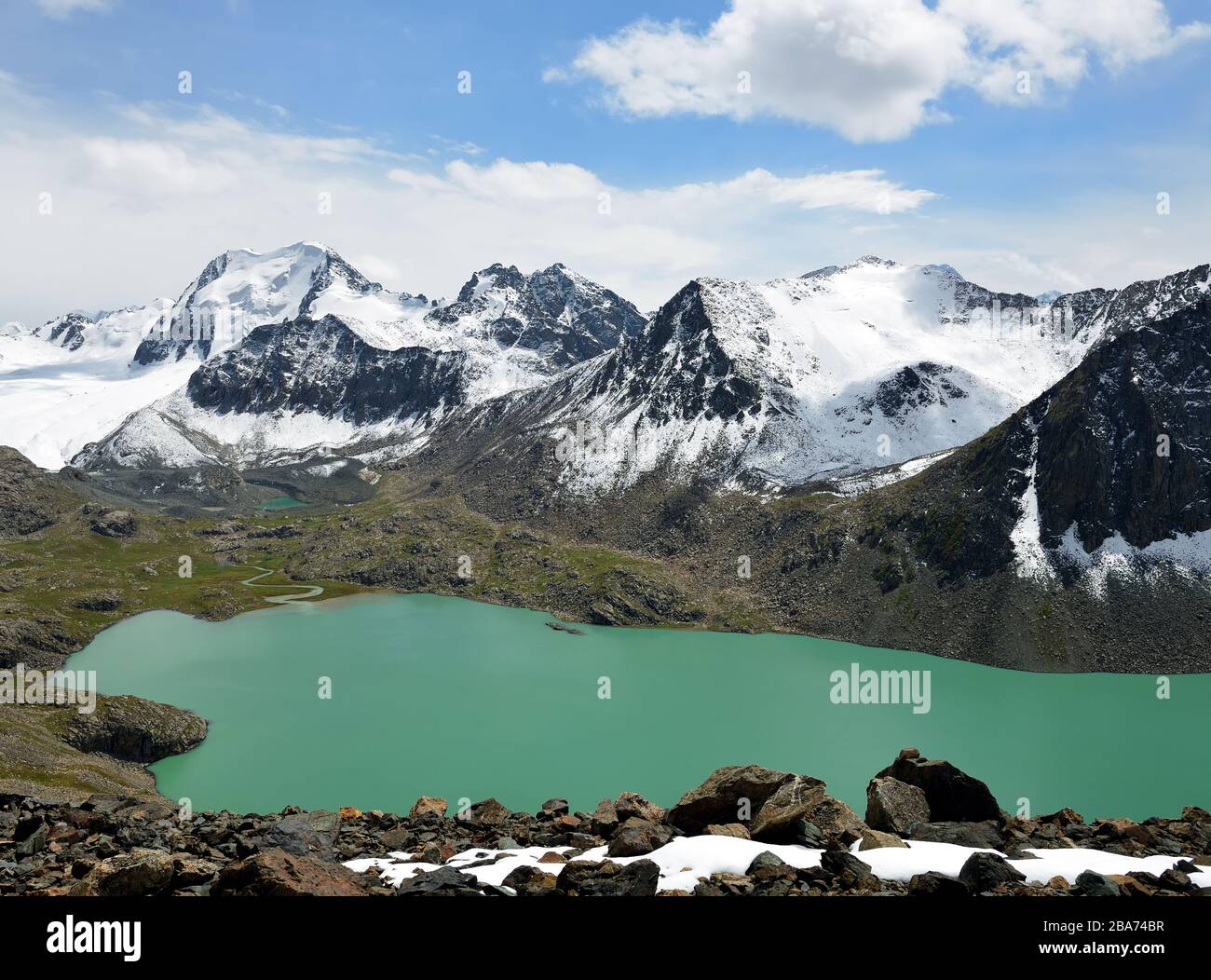 Landschaft zum Ala Kul See. Der Ala Kul Lake Trail am Terskey Alatau Gebirge in den Tian Shan Bergen. Kirgisistan, Zentralasien. Stockfoto