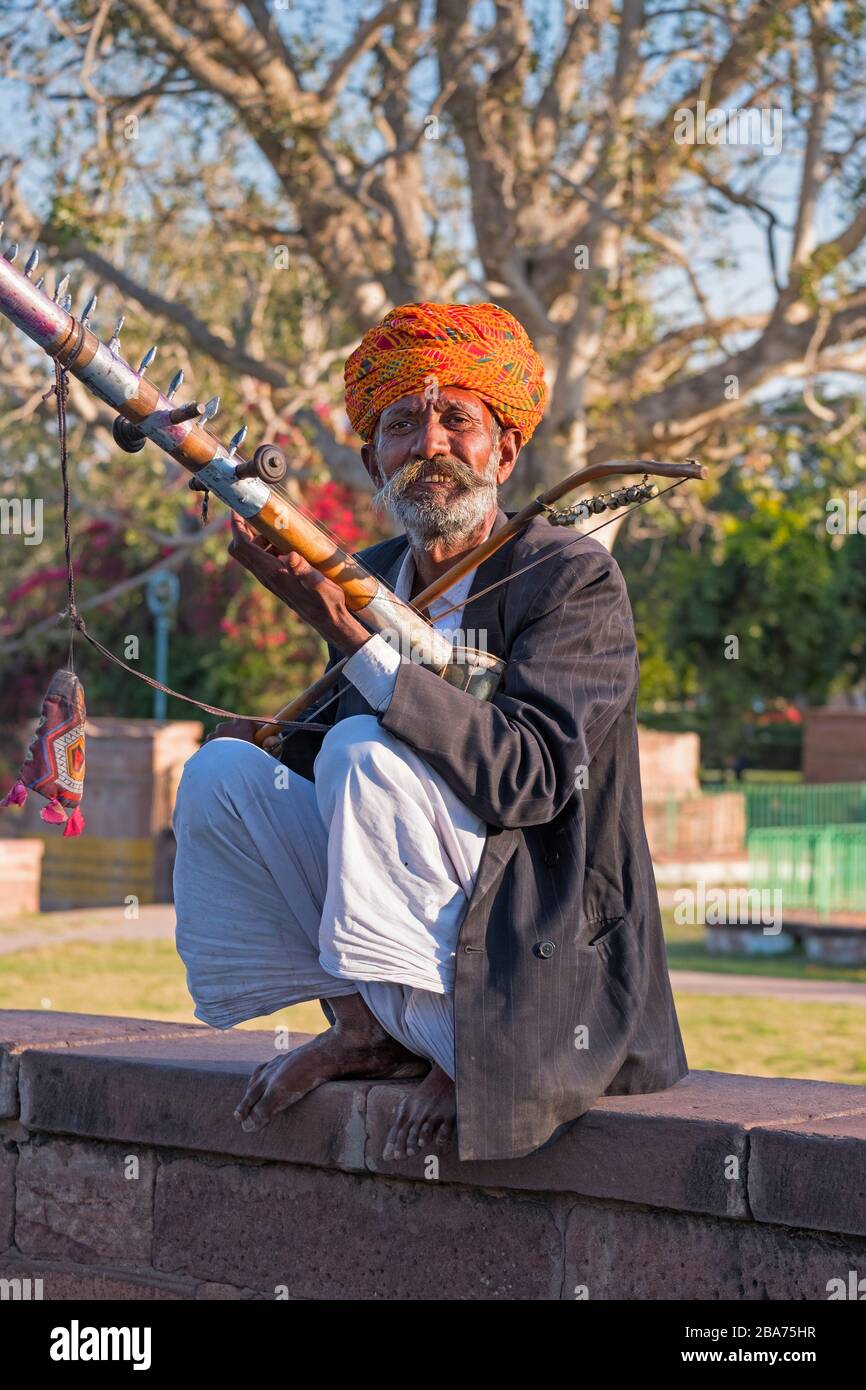 Der traditionelle Musiker Mandore Garden Jodhpur Rajasthan Indien Stockfoto