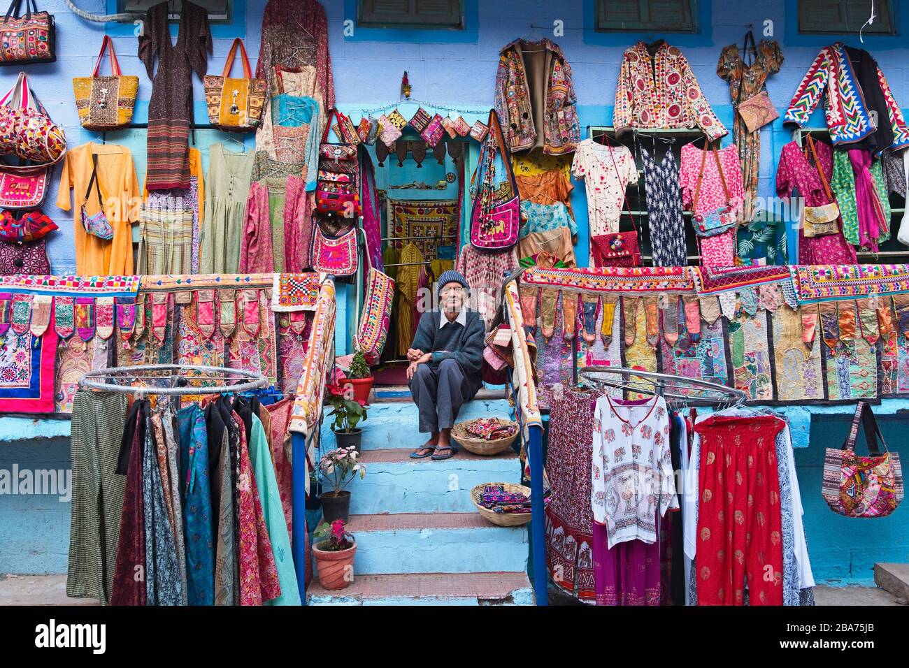 Bunte Kleidung Shop Old City Makrana Mohalla Gegend Jodhpur Rajasthan Indien Stockfoto