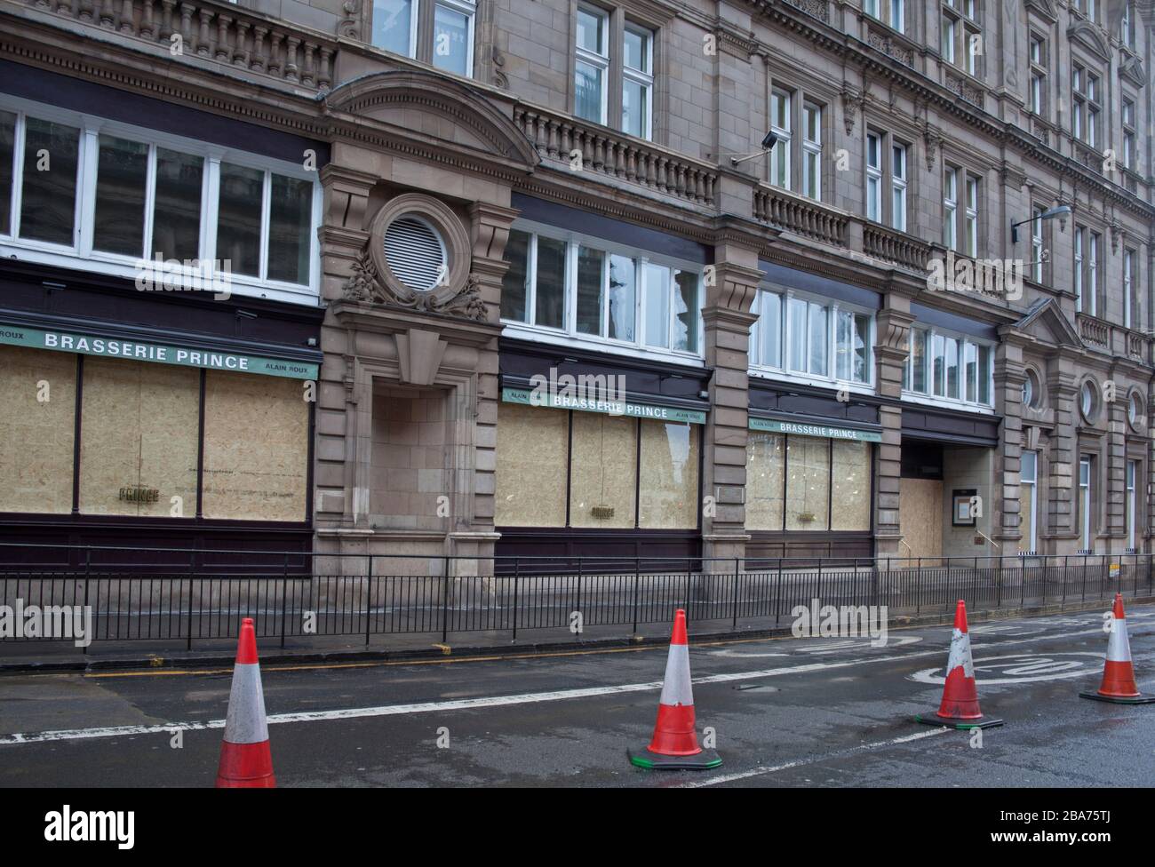 Princes Street, Edinburgh, Schottland, Großbritannien. März 2020. An diesem dritten Tag von Lockdown in Großbritannien erwacht die Princes Street, um zu entdecken, dass das Balmoral Hotel die Fenster aufgestiegen hat und geschlossen hat, dass die Besitzer die Geschäfte für eine begrenzte Zeit ausgesetzt haben. Stockfoto