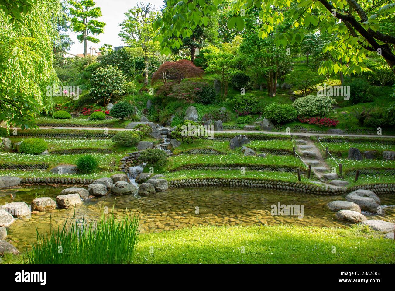 Kleiner Bach und Wasserfälle im idyllischen japanischen Garten in Paris (Albert-Kahn-Garten) - idyllische Natur Anfang Mai Stockfoto