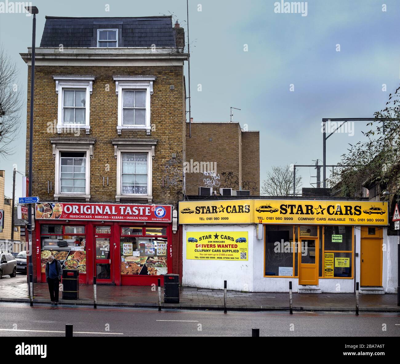 LONDON, GROSSBRITANNIEN - 25. Januar 2019: Fast Food Takeaway und Mietwagen in Bow, East London Stockfoto