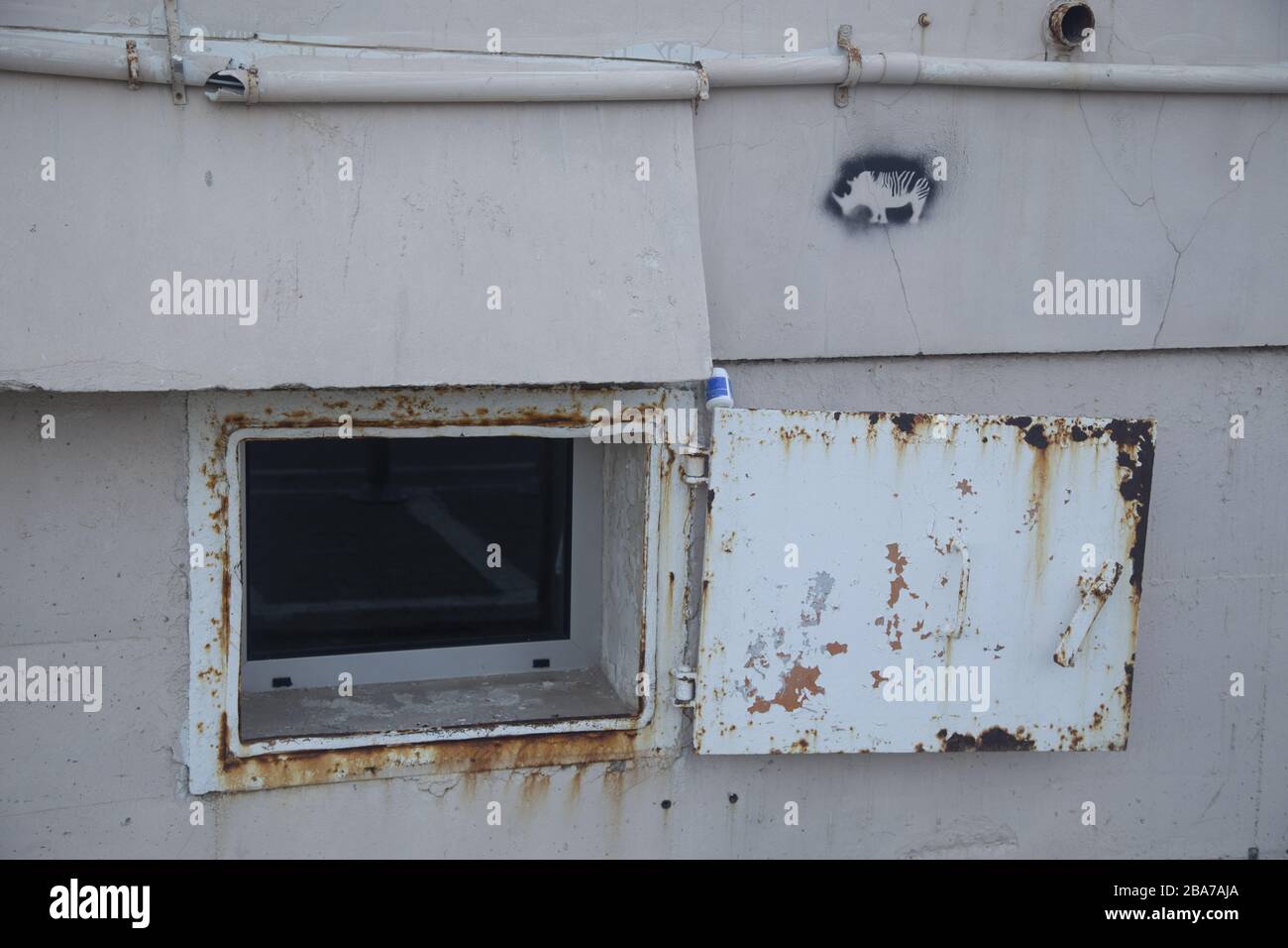 Fensterabdeckung aus rostiertem Metall Stockfoto