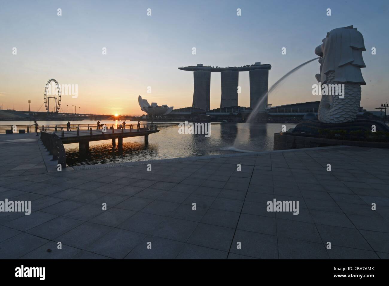(200326) -- SINGAPUR, 26. März 2020 (Xinhua) -- Foto aufgenommen am 25. März 2020 zeigt den Merlion Park im Gebiet der Marina Bay in Singapur. Singapurs Ministerium für Handel und Industrie (MTI) gab am Donnerstagmorgen bekannt, dass die Prognose für das BIP-Wachstum in Singapur für 2020 weiter auf "-4,0 bis -1,0 Prozent" herabgestuft wurde. Es ist das zweite Mal, dass die Regierung Singapurs den Prognosebereich seit diesem Februar herunterstuft. (Foto bis dahin Chih Wey/Xinhua) Stockfoto