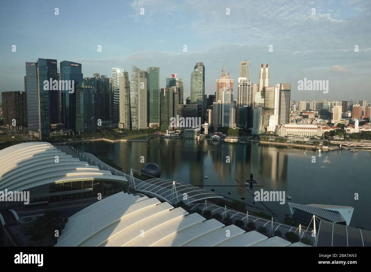 (200326) -- SINGAPUR, 26. März 2020 (Xinhua) -- Foto vom 13. März 2020 zeigt den Finanzbezirk im Gebiet der Marina Bay in Singapur. Singapurs Ministerium für Handel und Industrie (MTI) gab am Donnerstagmorgen bekannt, dass die Prognose für das BIP-Wachstum in Singapur für 2020 weiter auf "-4,0 bis -1,0 Prozent" herabgestuft wurde. Es ist das zweite Mal, dass die Regierung Singapurs den Prognosebereich seit diesem Februar herunterstuft. (Foto bis dahin Chih Wey/Xinhua) Stockfoto