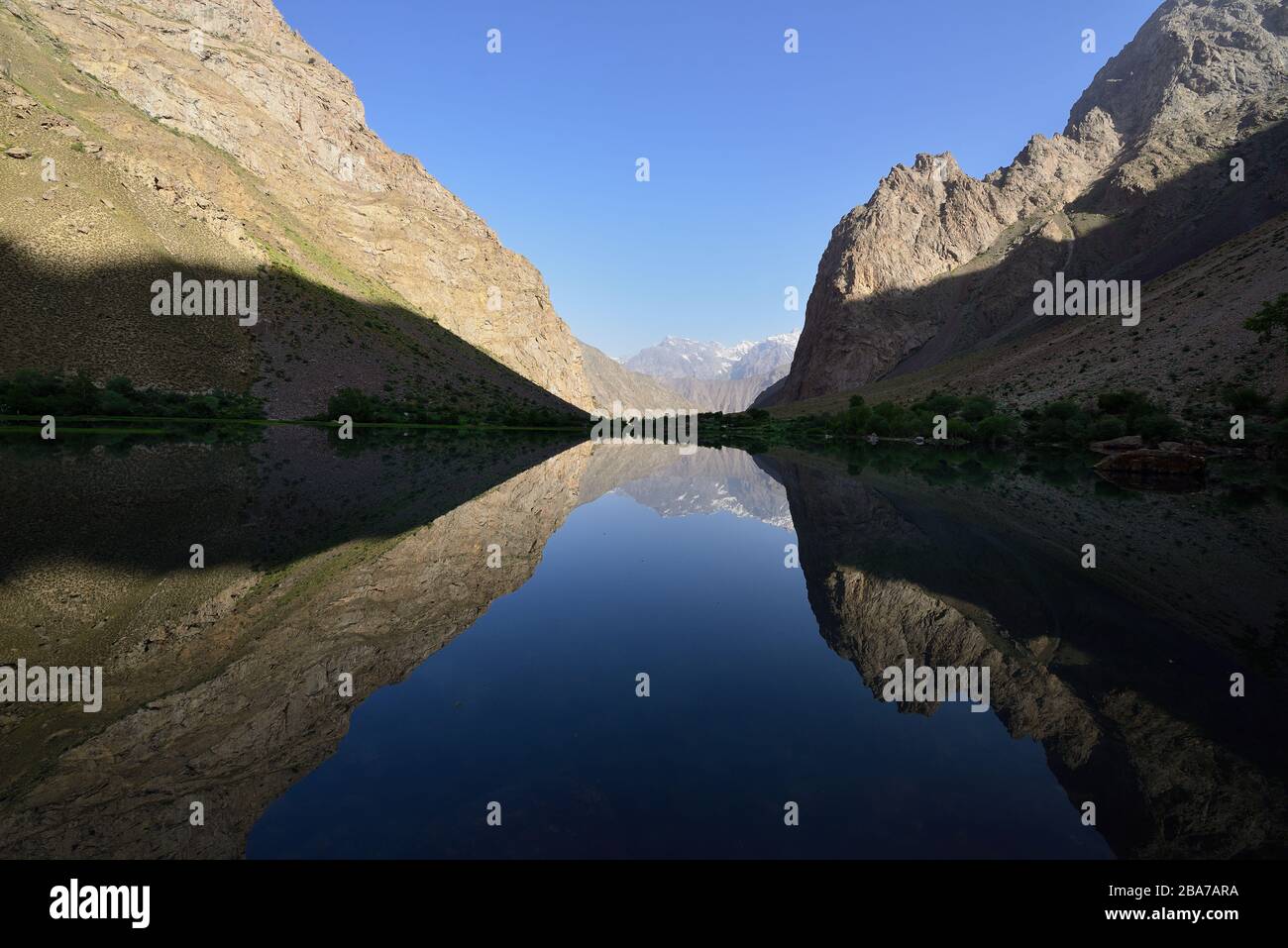 Blick auf das abgelegene Bartang-Tal im Pamir-Berg. Dorf Jizef, Tadschikistan, Zentralasien. Stockfoto