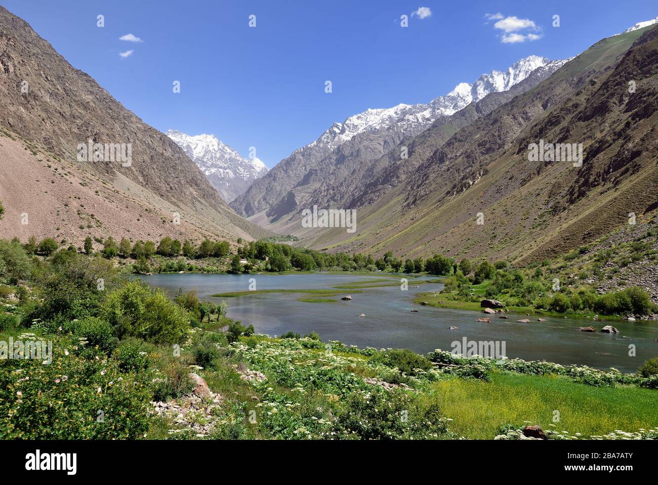 Blick auf das abgelegene Bartang-Tal im Pamir-Gebirge, Jizef-Dorf, Tadschikistan, Zentralasien. Stockfoto