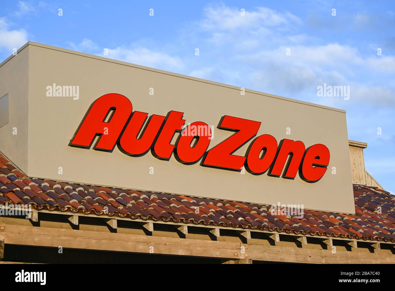 Allgemeine Gesamtansicht der AutoZone Beschilderung am Mittwoch, 25. März 2020, in Riverside, Kalifornien. Der Autohändler kündigte am Dienstag an, dass er Mitarbeitern im Auto des Kunden nicht mehr erlaubt, die Verbreitung der neuartigen Coronavirus Pandemie zu stoppen. (Dylan Stewart/Bild des Sports) (Foto von IOS/Espa-Images) Stockfoto