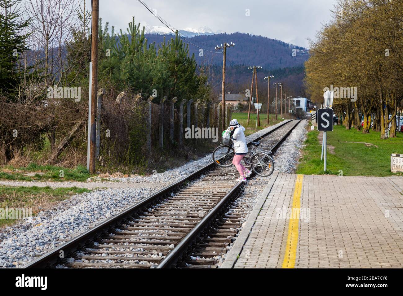 In Slowenien wurde der gesamte öffentliche Verkehr eingestellt, aber die Menschen können noch ausgehen. Also müssen Sie sich keine Sorgen machen, dass Züge kommen, wenn Sie die ra überqueren Stockfoto