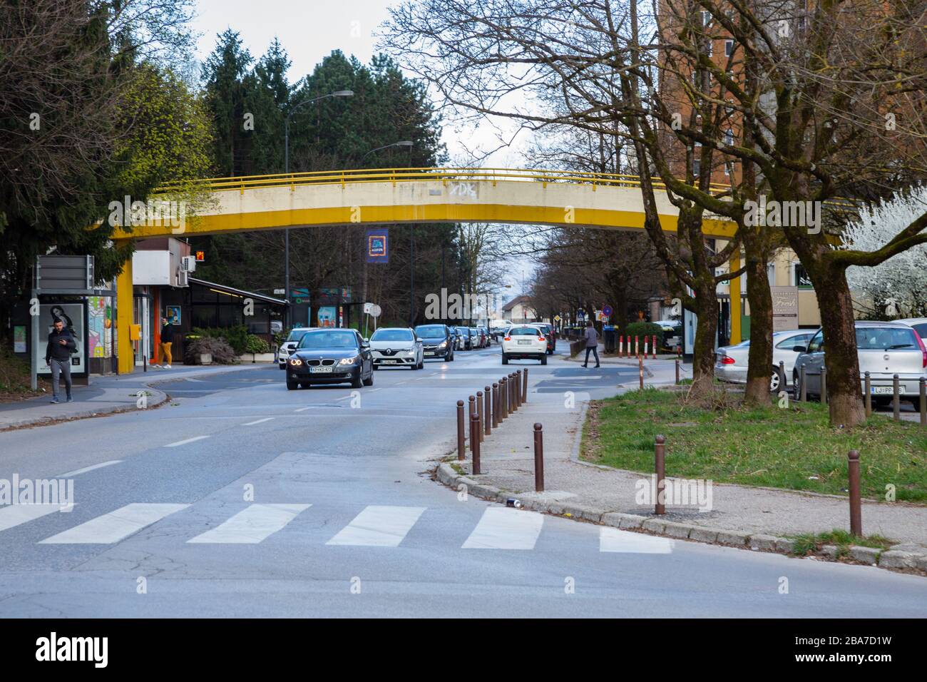 In Slowenien wurde der gesamte öffentliche Verkehr eingestellt, aber die Menschen können immer noch in ihren Autos ausgehen. Die Regel ist nicht mehr als 5 Personen in einem öffentlichen Raum bei o Stockfoto