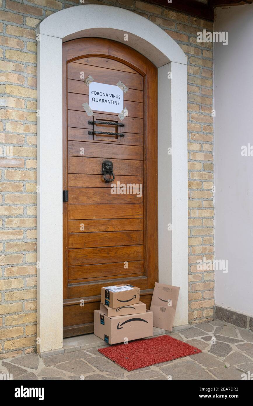 Der Boom bei Amazon Heimatlieferungen von Waren in der Pandemiezeit ab Covid-19 Stockfoto