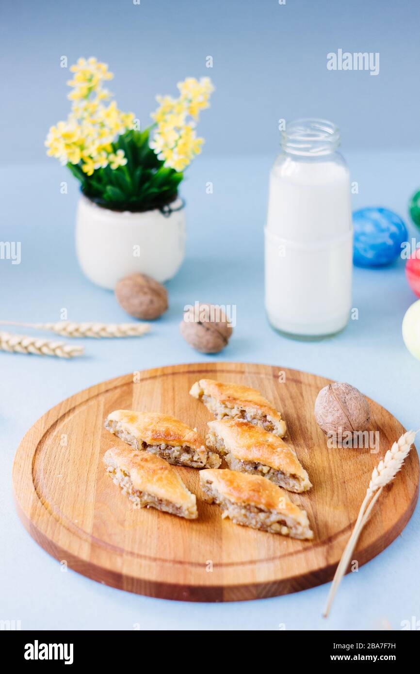 Türkische Baklava aus Nüssen über ostertisch Stockfoto