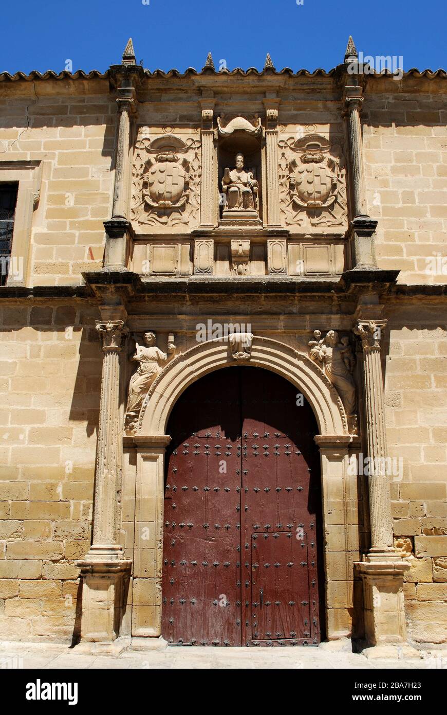 Blick auf die San Pedro Kirche mit ihrer großen Tür, Ubeda, Andalucia, Spanien. Stockfoto