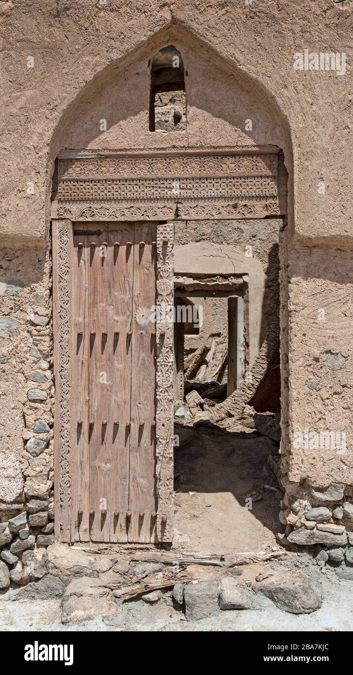 Eine alte Tür im Norden Omans im Nahen Osten. Stockfoto