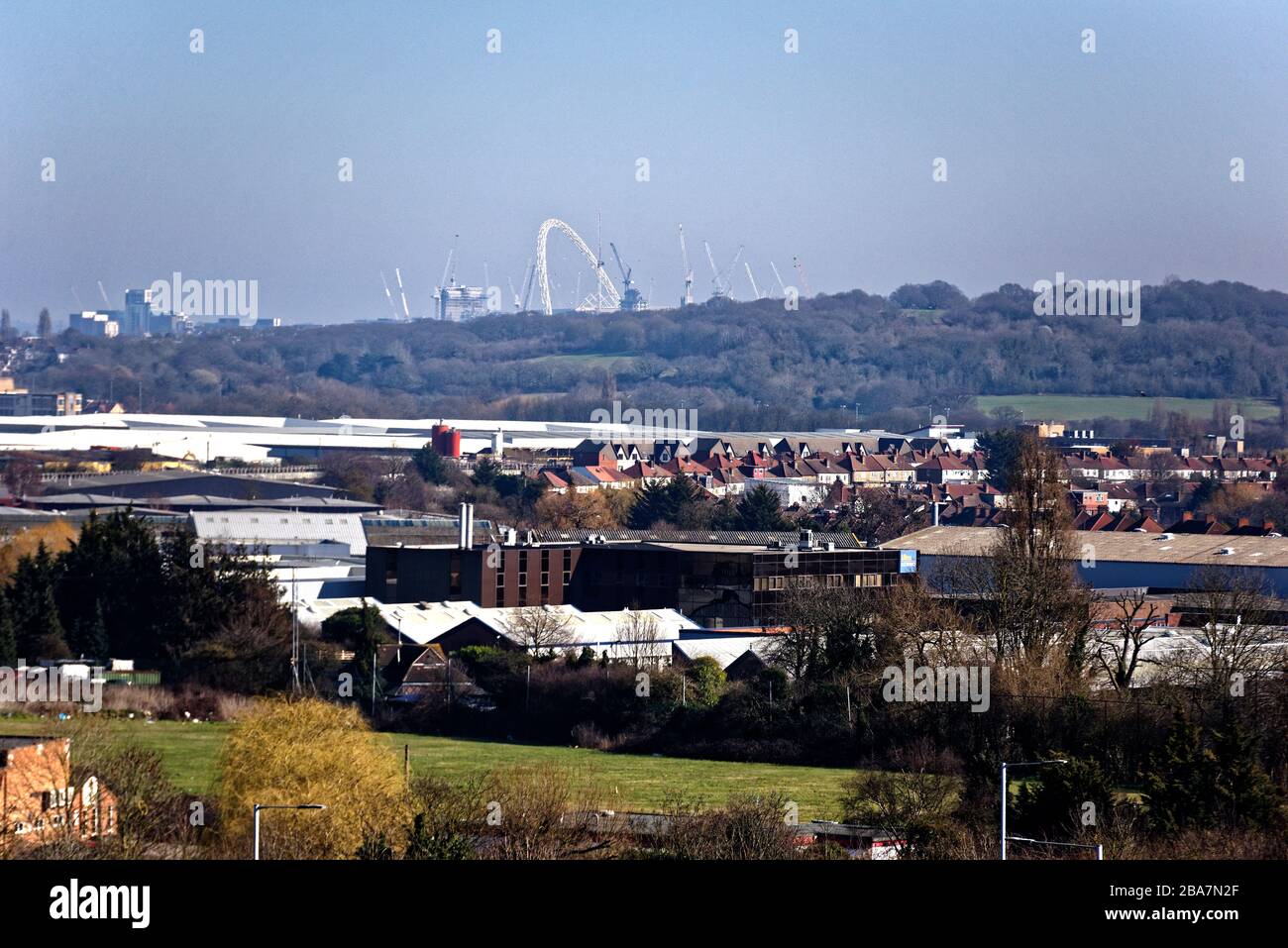 Blick über London und den Bogen des Wembley Stadions von der Spitze eines Hügels bei Northala Fields, Northolt, London aus den Trümmern des alten Stadions. Stockfoto
