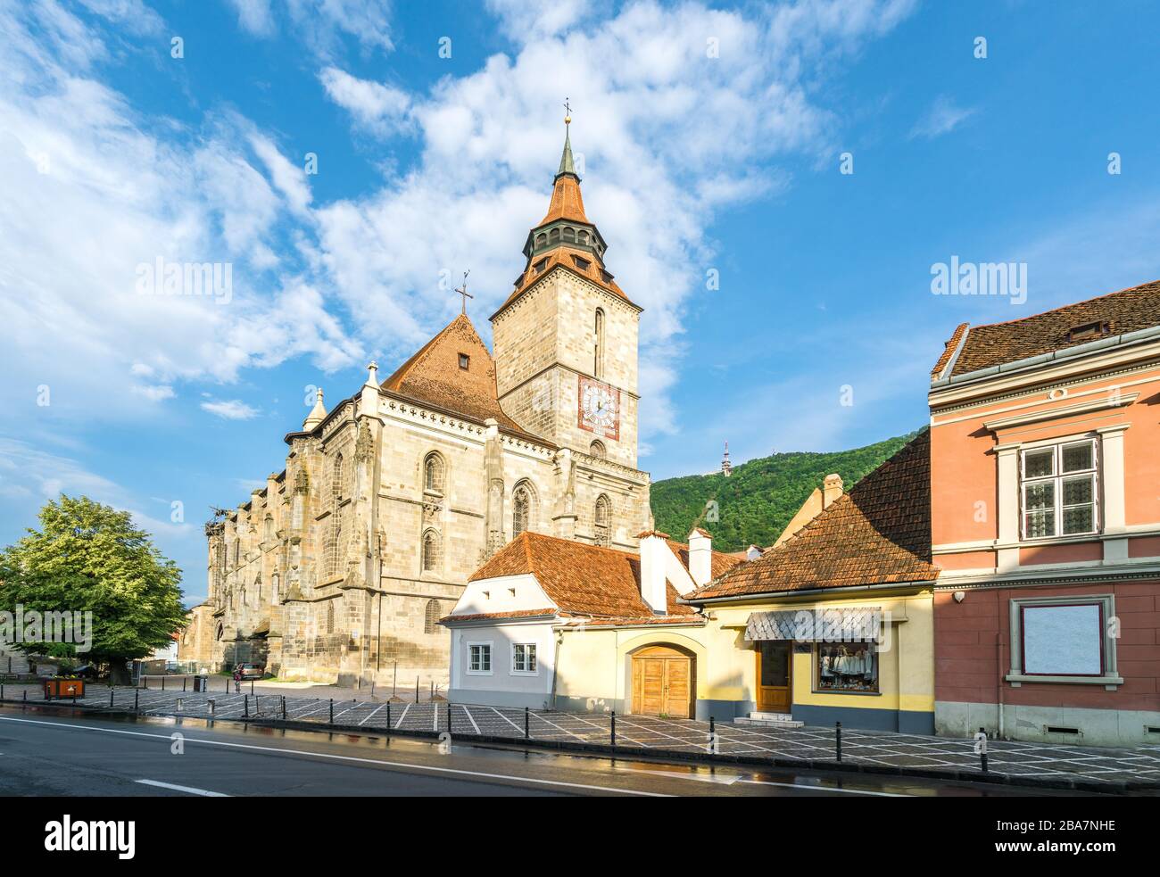Landschaft mit Mittelalterkirche in Brasov, Siebenbürgen, Rumänien Stockfoto Landschaft mit Mittelalterkirche in Brasov, Siebenbürgen, Rumänien Stockfoto