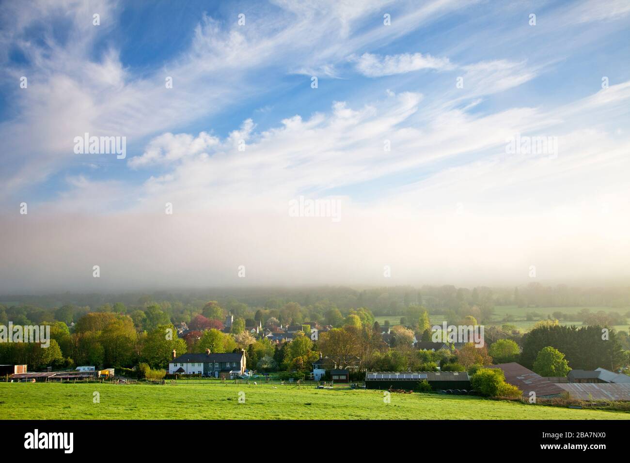 Beseitigen von Nebel an einem Frühlingmorgen in Wylye in Wiltshire. Stockfoto